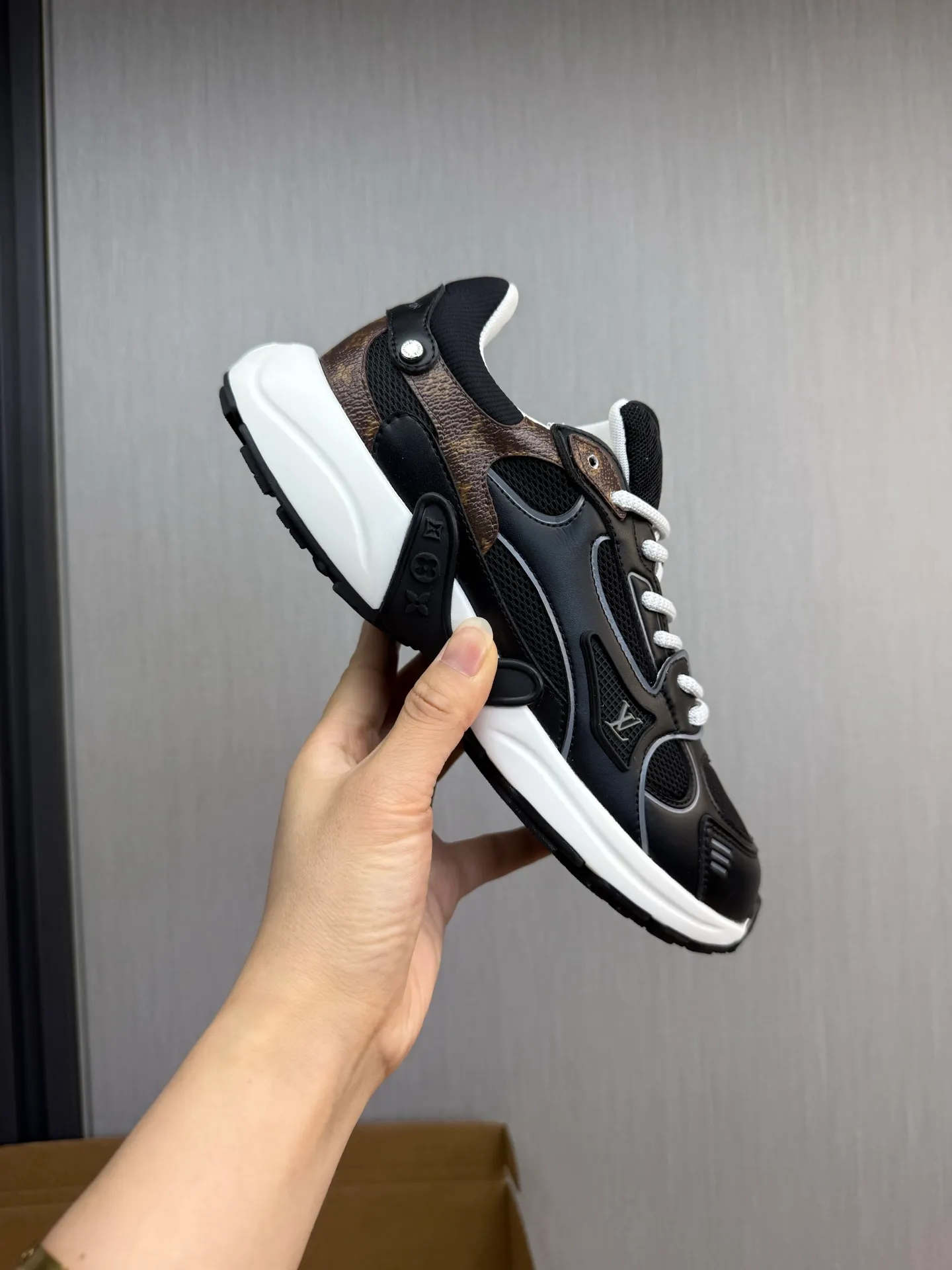 Men's shoes 💰600💰 🌈LV | Louis Vuitton 2025𝐬𝐬 🧡💚2025 spring and summer new style top version‼ ️The original version is the same. The counter specializes in the latest casual shoes. Hard goods are new🆕 🔥🔥🔥Top version: Couple model LV Louis Vuitton L House Donkey brand The latest Olympia series Couple model Silver Horn King Casual sneakers Running shoes This LV Olympia sneaker combines mesh fabric and metallic synthetic leather and other technical fabrics to reinterpret the classic running shoe design with a neat and simple design. Lightweight EVA outsole provides a stretchy fit. Rich details such as Monogram embossing and LV letters establish recognition. Exquisite packaging at the delivery counter 🛍📦 ▪️Fabrics: Original imported technical fabric + mesh ▪️Inner lining: Original customized breathable mesh ▪️Sole: Original molded rubber foam material ▪️Sole thickness: 3.5CM ▪️Size: 35--45 (customized for women 40 and men 45)